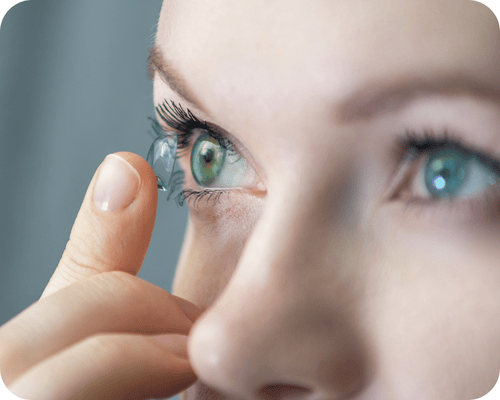 Persona applica lente a contatto